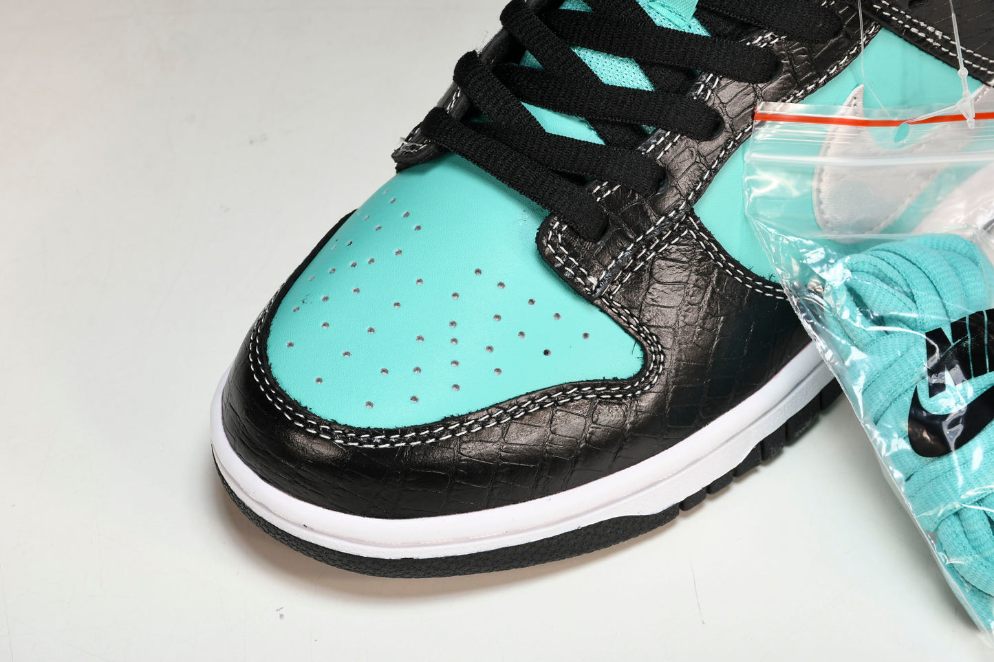 SB Dnk Low x Diamond Supply Co.