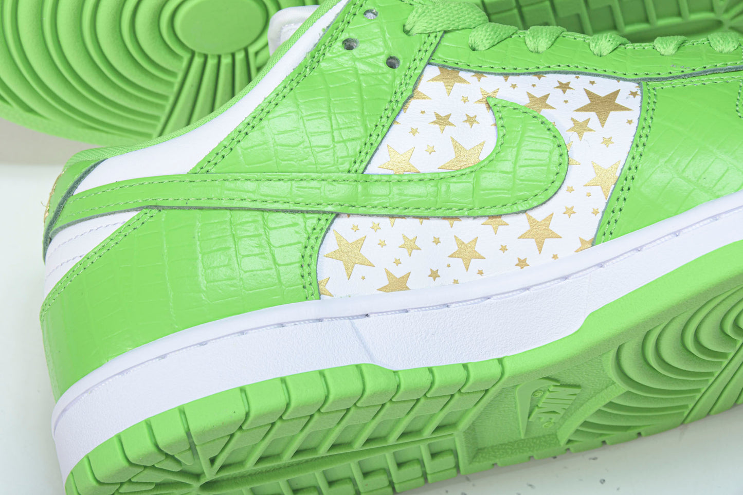 Supreme x SB Dnk Low Stars 'Mean Green'