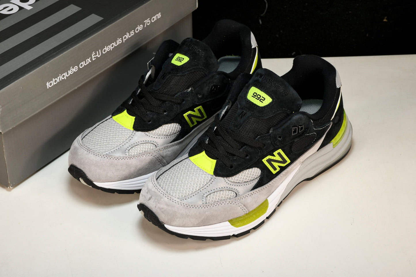 NB 992 'Black Grey Volt'
