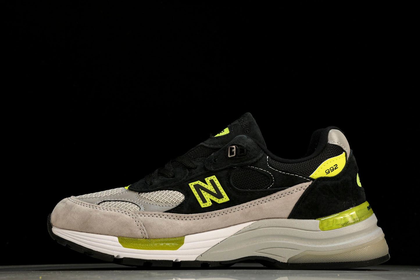 NB 992 'Black Grey Volt'