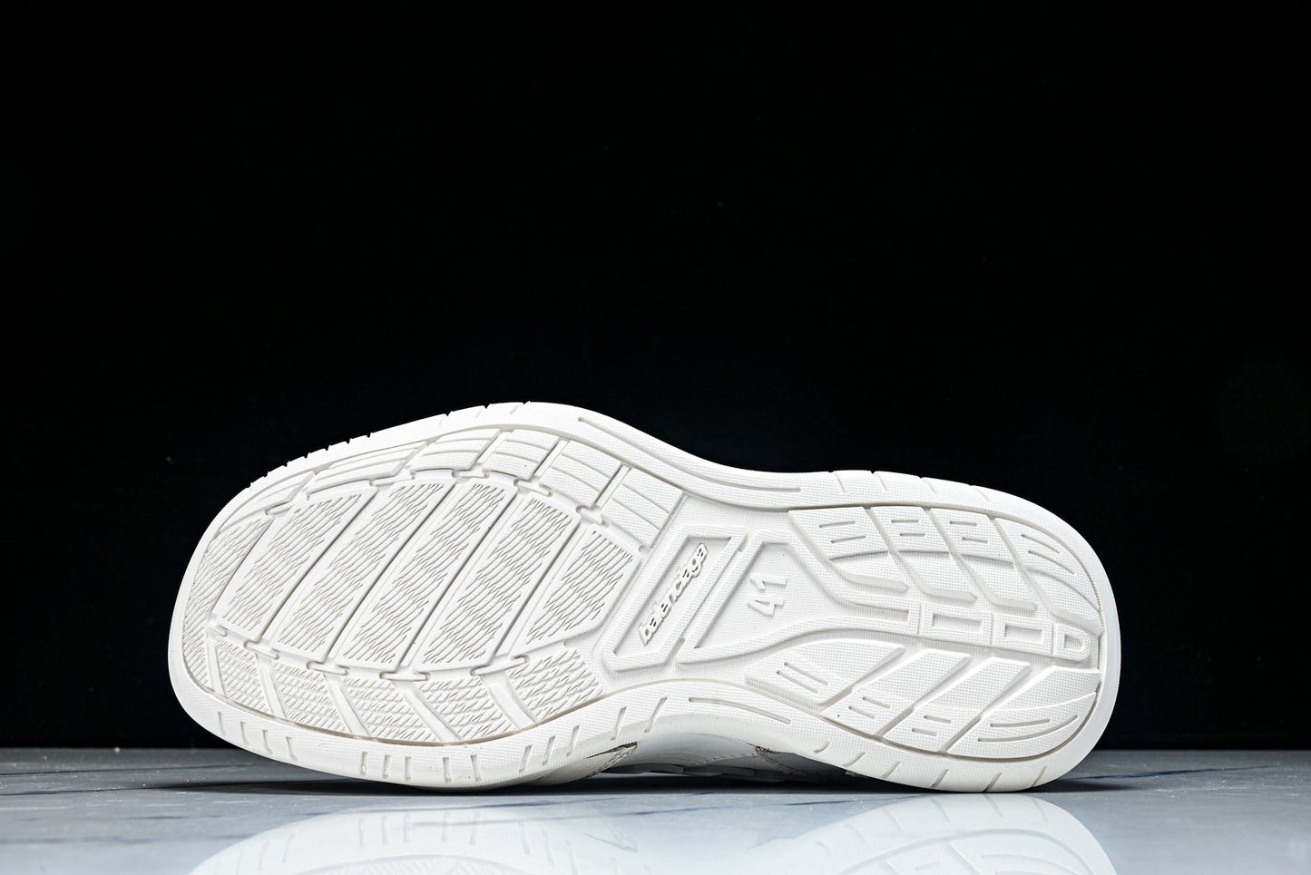 Вalenciaga Hamptons Worn-Out Sneaker 'Off-White Grey Red'