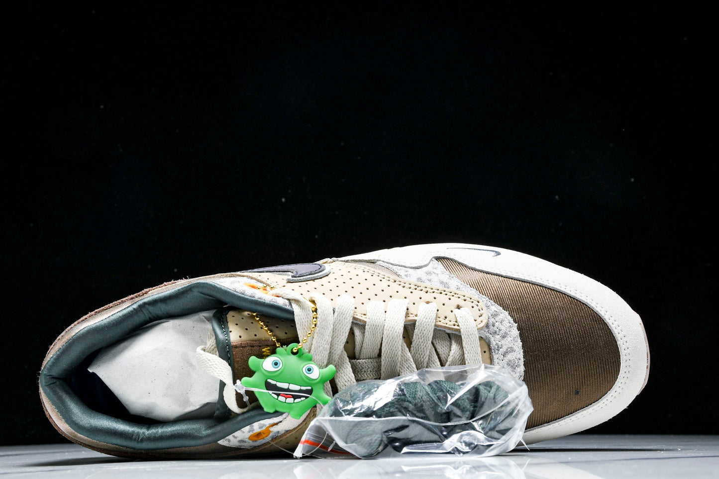 Division Street x AM1 '87 Premium University of Oregon PE - UK 9.5 / US 10.5 / EU 44.5