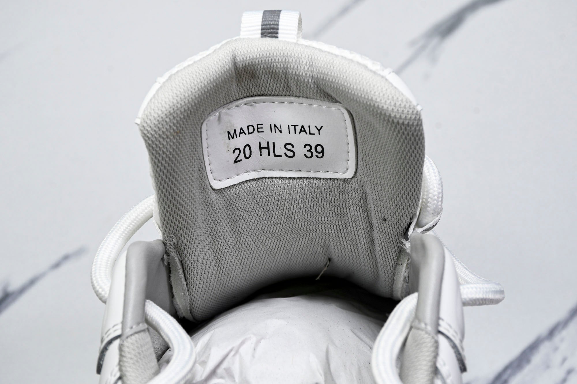 D1or B22 'White Black Gum' - UK 7 / US 8 / EU 41