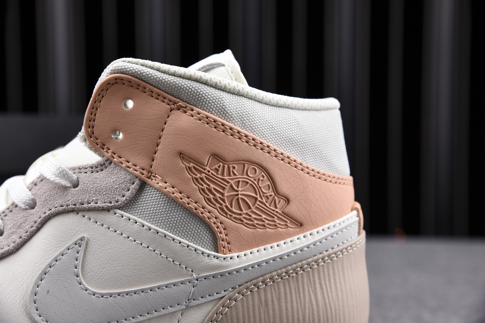 AJ1 Mid ‘Milan’ - UK W 3.5 (M 4) / US W 6 (M 4.5) / EU 36.5