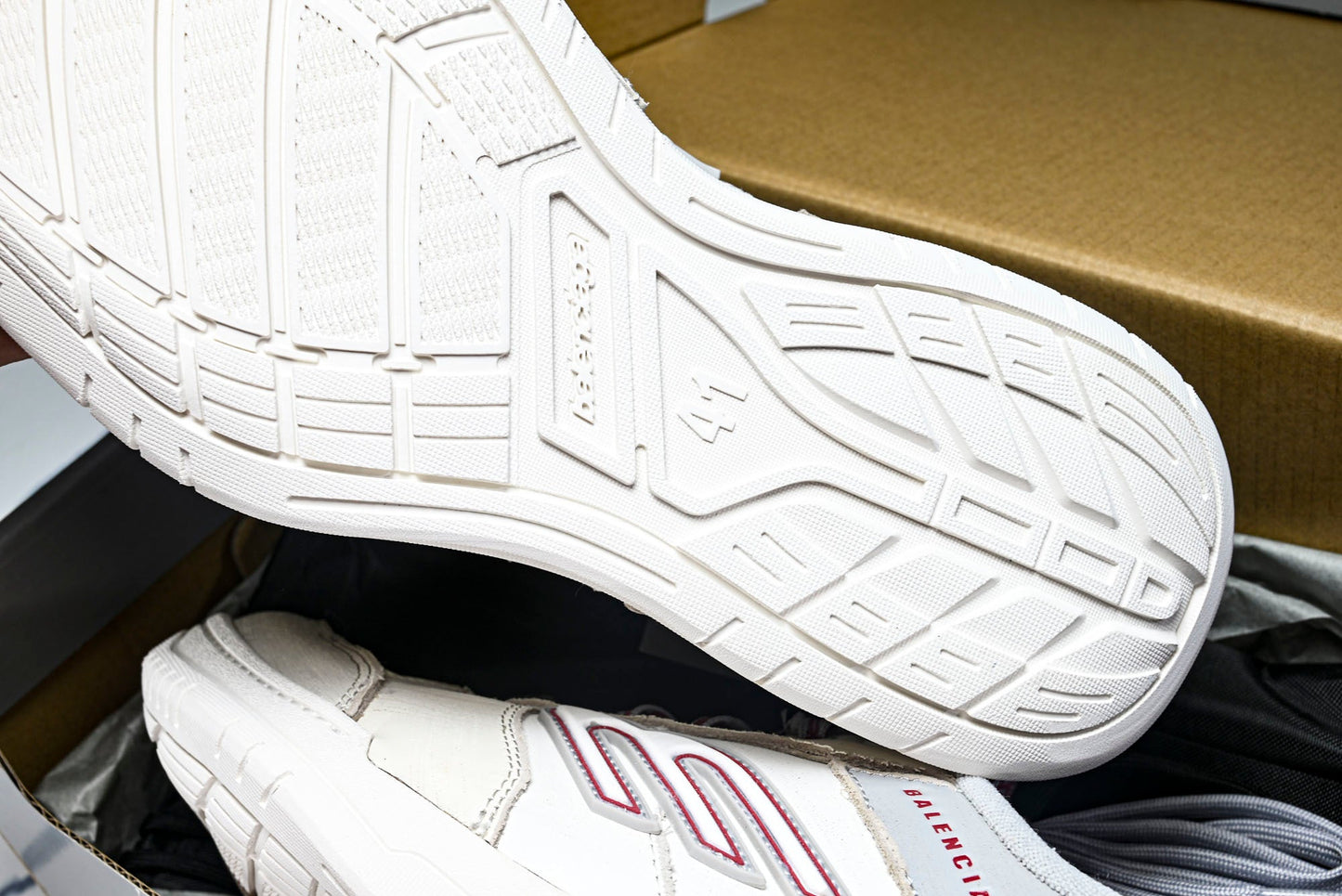 Вalenciaga Hamptons Worn-Out Sneaker 'Off-White Grey Red'