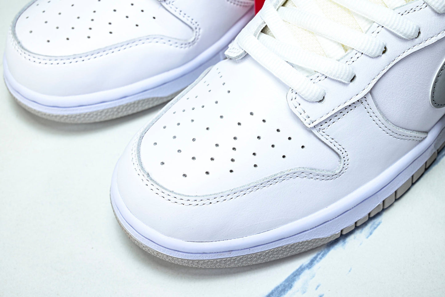 SB Dnk Low x Supreme 94 White Metallic Silver