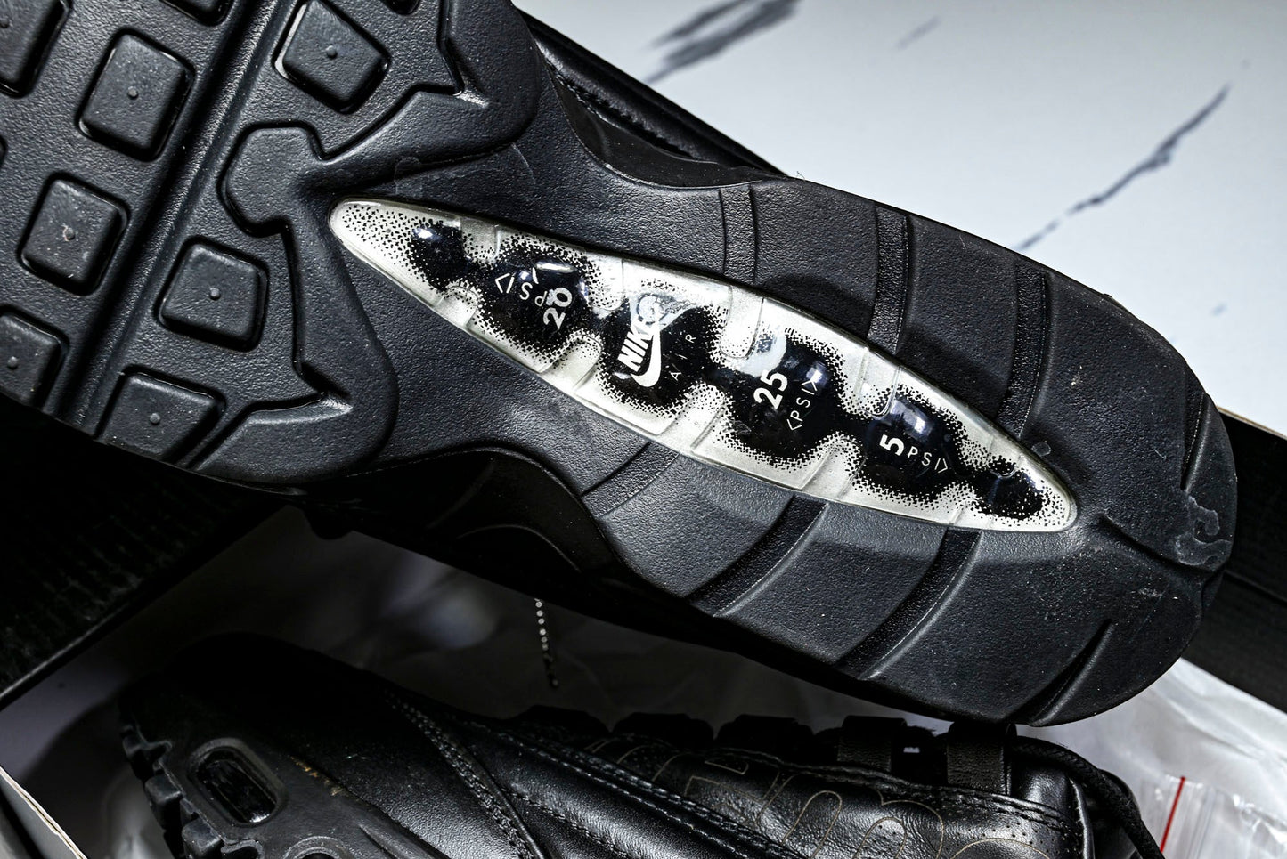 Supreme x AM95 Lux 'Black'