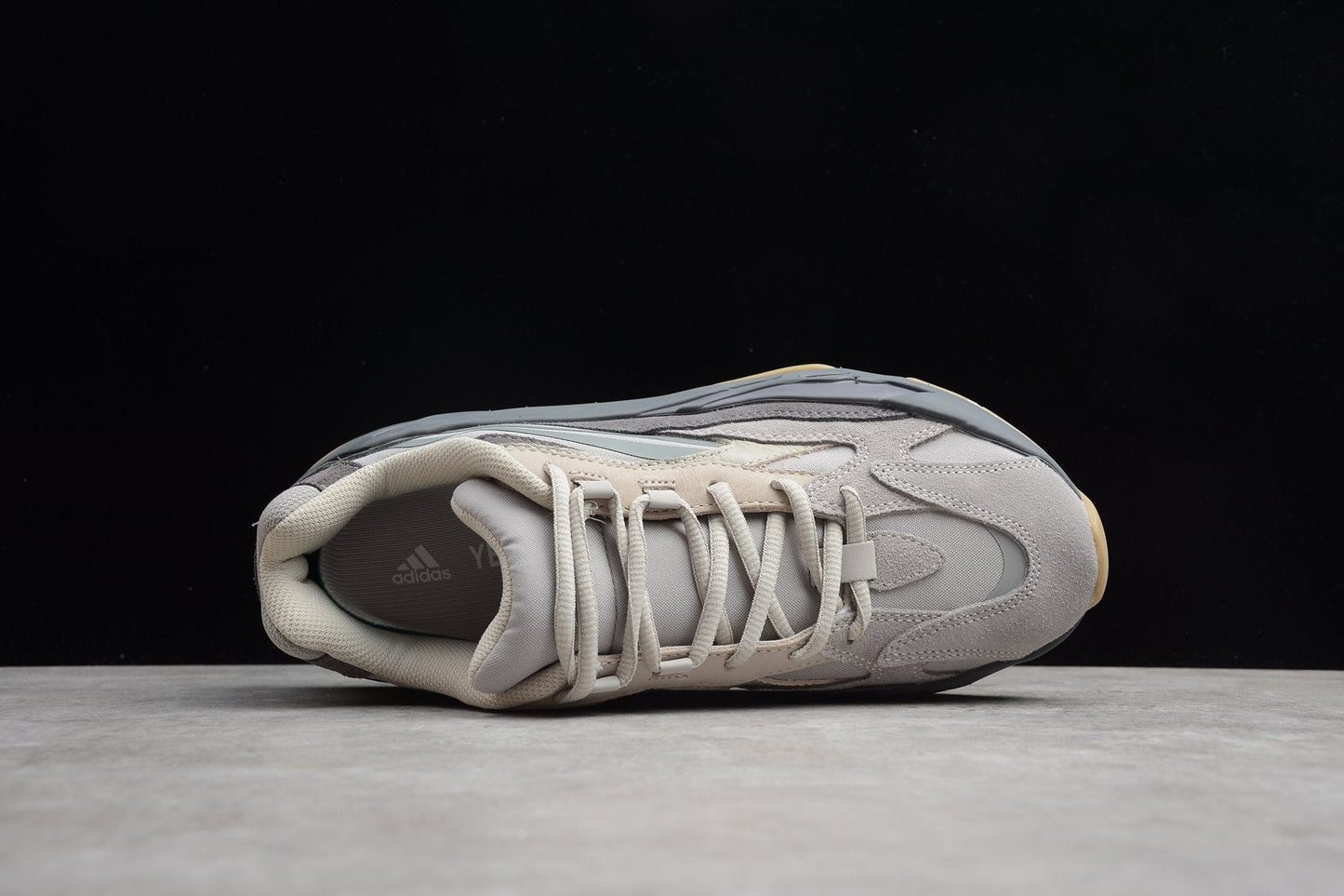 Yzy Boost 700 V2 Tephra - UK 7 / US 7.5 / EU 40.5