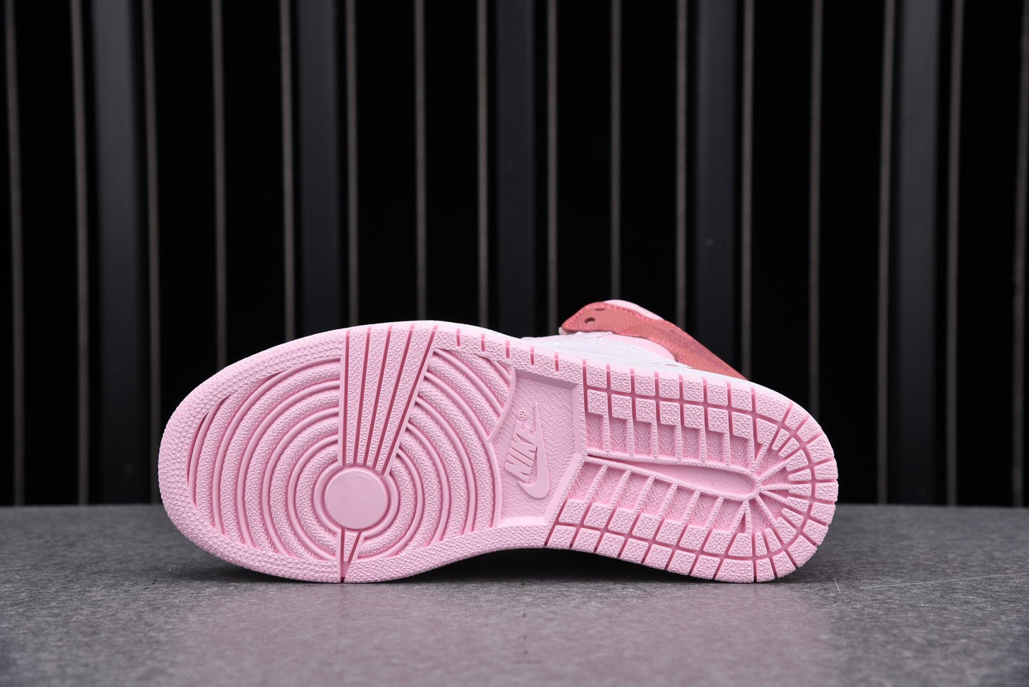 AJ1 Mid ‘Digital Pink’